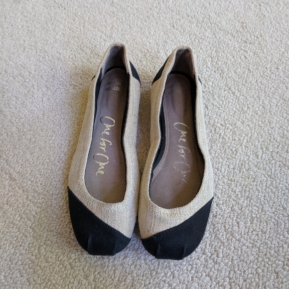 Tom's  Black and Tan Flats - 6.5 - Picture 2 of 4